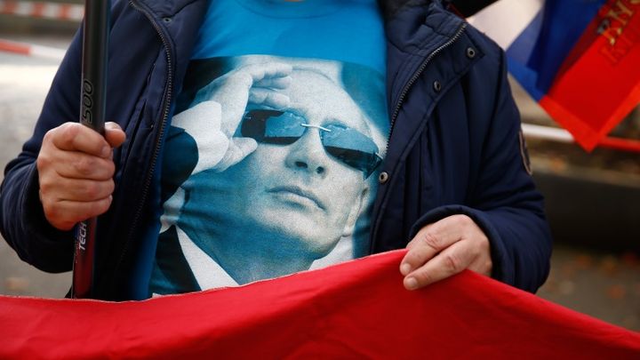 A protester supporting Russian President Vladimir Putin demonstrates in front of the German Chancellery prior to his visit by in Berlin, Germany October 19, 2016.  REUTERS/Axel Schmidt  - RTX2PIX1
