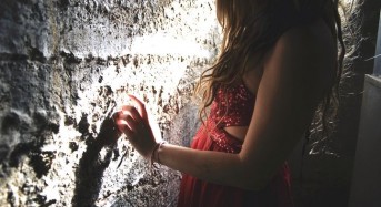 Жените зад “Стената на Самотата”: Знаете ли защо сте невидими за мъжете?