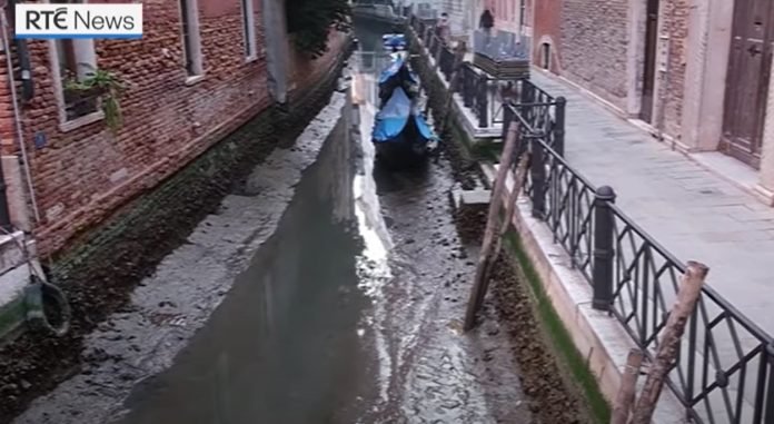 Поради безпрецедентния отлив прочутите канали на Венеция почти пресъхнаха