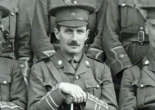Британският капитан Кембъл на снимката докато бил в германски лагер