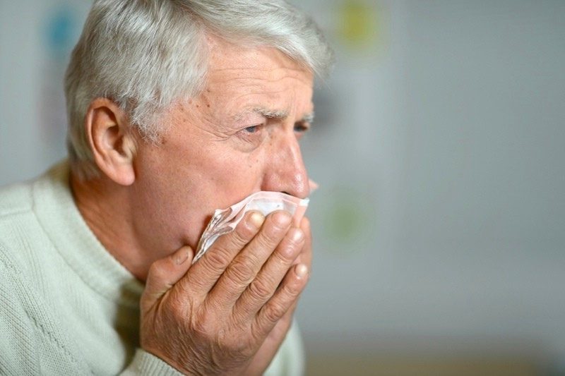 Знаете ли какво е сърдечна кашлица и как да я различим от простудна?